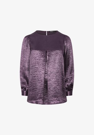Blouse violette en tissu texturé et brillant. Dotée d'un col rond, de manches longues et d'une fente subtile à l'avant. Fermeture à boutons au dos.