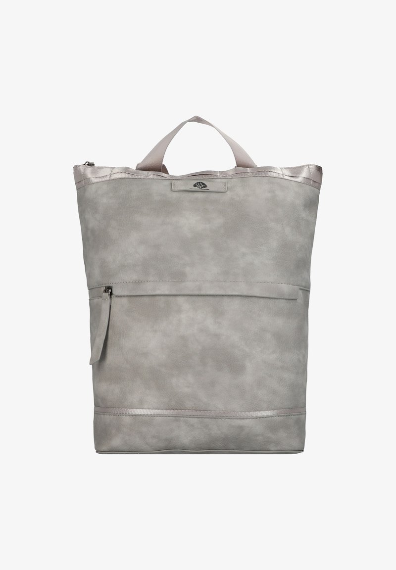 Sac à dos synthétique gris clair avec une texture lisse, doté d'une poche zippée à l'avant et d'une poignée supérieure. Accentué d'une finition satinée sur les bords.