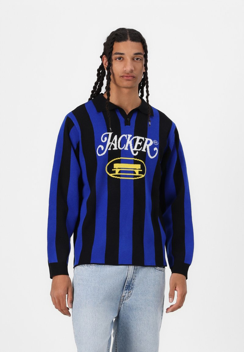 Blå og svartstripet langermet polo skjorte med brodert "JACKER"-logo og gul aksent. Strikket stoff med krage og avslappet passform.