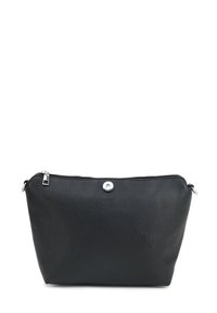 Zwarte leren pouch met een gestructureerde afwerking, ritssluiting en metalen drukknoopdetail. Rondvormig, compact ontwerp geschikt voor accessoires.