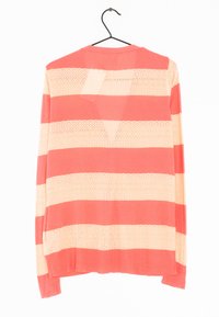 Neulepusero pitkillä hihoilla, jossa on koralli- ja beige-raitoja. Kevyt, avoin kudontatekniikka, jossa on kiinteä ribbi-helma ja pyöreä kaula-aukko.