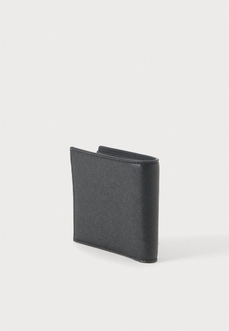 Schwarze, texturierte Leder-Bifold-Geldbörse, die teilweise geöffnet auf weißem Hintergrund steht.