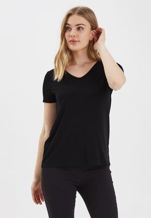 Schwarzes Kurzarm-V-Ausschnitt-T-Shirt aus glattem Stoff, lockere Passform, leichtes Material, kombiniert mit dunkler Hose. Subtiles Design, ohne Muster.