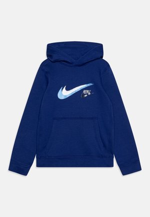 Blå hættetrøje med kængurulomme og lagdelte Nike swoosh-logoer i hvid, lyseblå og sort på brystet.