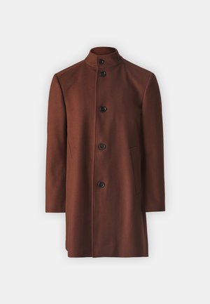 Brun uldfrakke med høj krave, frontlukning med knapper og sidelommer. Lige snit med lange ærmer og blød tekstur.