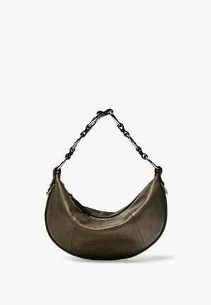 Sac à main en cuir brun foncé en forme de croissant avec une bandoulière chaîne noire épaisse et une fermeture éclair sur le dessus.