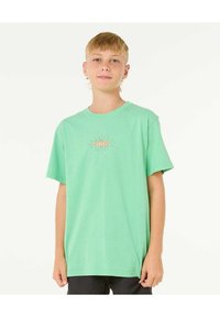 Camiseta de algodón verde menta con manga corta, cuello redondo y un diseño gráfico central que presenta un ojo y un estallido de sol en color naranja.