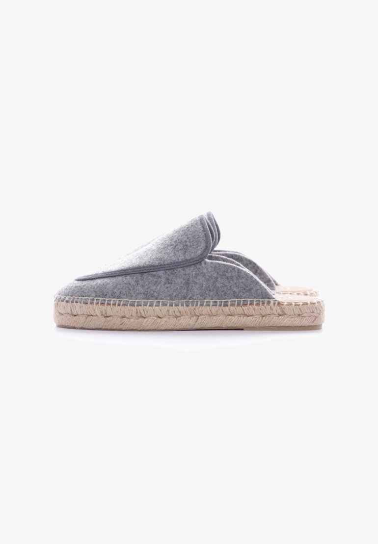 Pantofole grigie in feltro con parte superiore ampia, suola intermedia in corda di juta e dettagli cuciti lungo il bordo. Schienale aperto per una facile vestibilità.