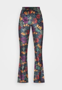 Uitlopende broek van lichtgewicht stof met een donkere achtergrond en levendige bloemenpatronen in paarse, rode, oranje en groene tinten.