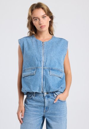 Hellblaues Jeansweste ohne Ärmel mit rundem Ausschnitt, durchgehendem Reißverschluss vorne, zwei großen Taschen und lockerer Passform.