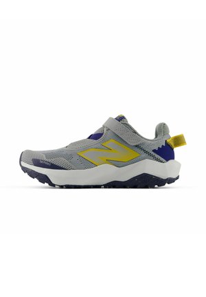 Grauer Sportschuh mit einem atmungsaktiven Mesh-Obermaterial, gelben Akzenten und einem sicheren Riemen. Verfügt über eine dicke weiße Zwischensohle und eine strukturierte Gummisohle.