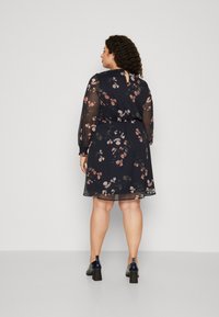 Vero Moda Curve VMSMILLA DRESS - Vapaa-ajan mekko - night sky/hallie