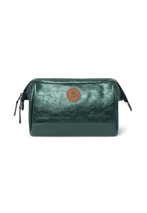 Grüne, metallische, rechteckige Kulturtasche mit zwei Reißverschlusszügen und einem braunen, runden Logopatch auf der Vorderseite.