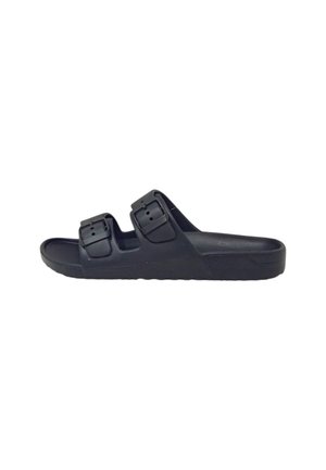 Sandalo nero tipo slide con due cinturini regolabili con fibbia e suola piatta, mostrato di profilo su sfondo bianco.
