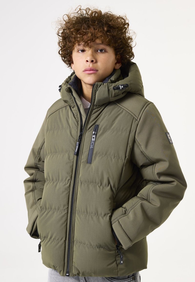 Chaqueta acolchada verde con cremallera en el frente, capucha y puños elásticos. Presenta bolsillos laterales y detalles de costura. Textura suave y diseño cálido.