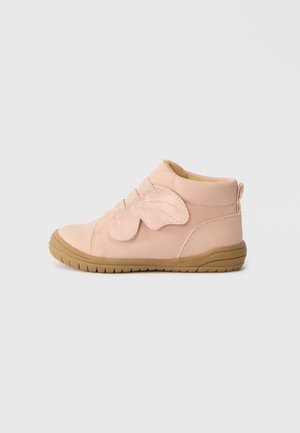 Scarpa alta rosa realizzata in materiale sintetico liscio con dettagli in cima a forma di ali, lacci elasticizzati e suola in gomma per la presa.