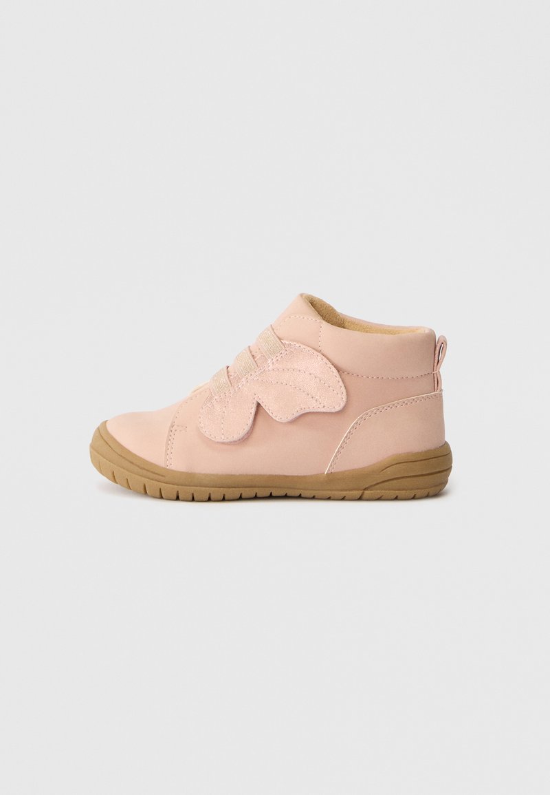 Růžová vysoká teniska vyrobená z hladkého syntetického materiálu s texturovaným křídlem, elastickými tkaničkami a gumovou podrážkou pro lepší přilnavost.