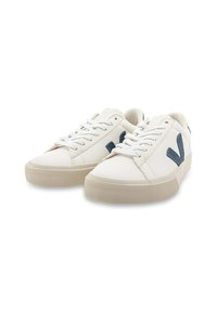 Hvide lædersneakers med en tekstureret overflade, blå ruskinds V-logo på siderne, cremefarvet gummisål og flade hvide snørebånd.