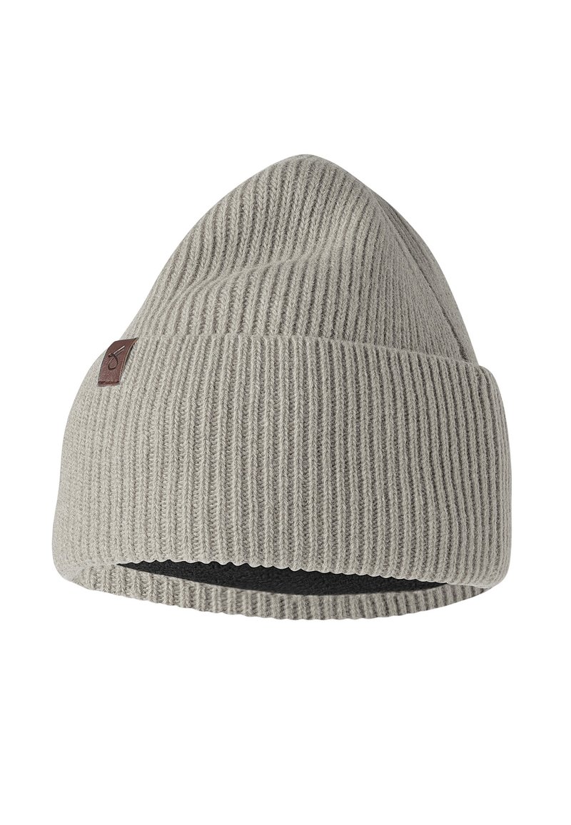 Grå strikket lue med ribbet tekstur, avsmalnende krone, og en brun lærlogo-patch på siden. Foret innvendig for varme.