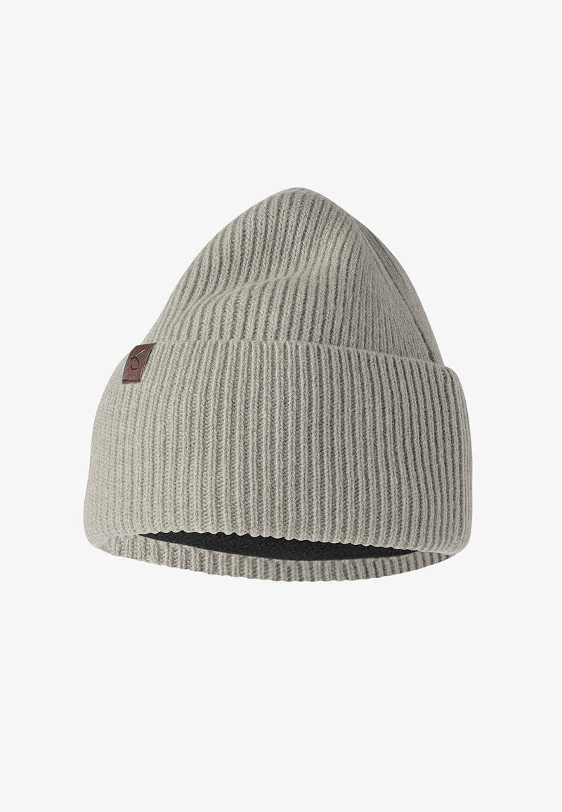 Grå stickad mössa med ribbad textur, avsmalnande topp och en brun läderlogotyp på sidan. Fodrad insida för värme.