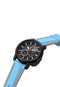 Svart multifunktionell klocka med transparent urtavla, blå silikonrem med orange accenter och djärva timmarkörer för lättavläsning.