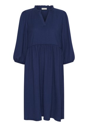 Robe bleu marine avec une finition texturée, présentant un corsage plissé, un col froncé et des manches ballon, de conception mi-longue.