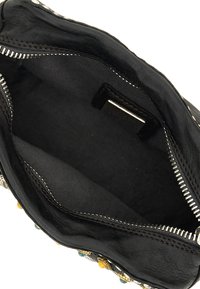 Interno di una borsa in pelle nera, con chiusura a cerniera e fodera in tessuto liscia. Gli accenti decorativi includono perline multicolori lungo il bordo.