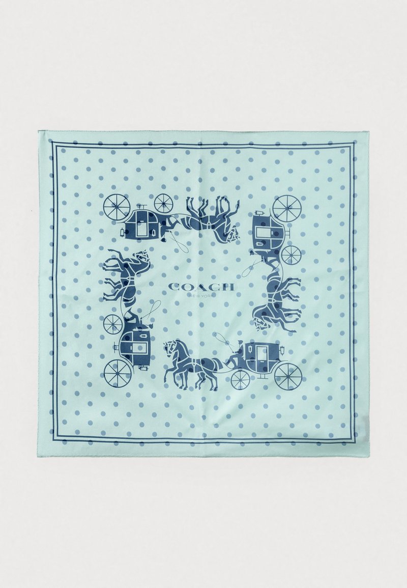 Cachecol quadrado azul claro com bolinhas azuis escuras, ilustrações de carruagens puxadas por cavalos, e o texto "COACH New York" centralizado.