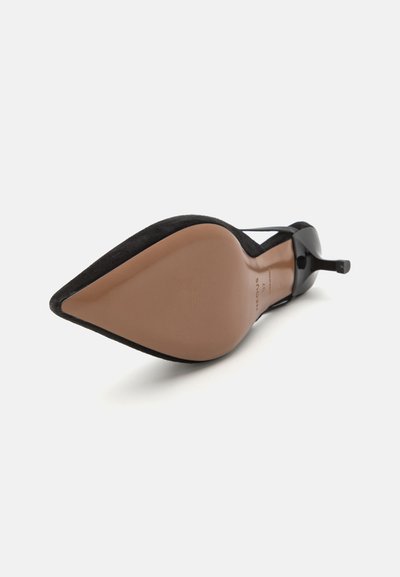 Schwarze Wildleder-Pumps mit spitzem Zehenbereich und schmaler Silhouette, versehen mit einer glatten braunen Sohle und einem eleganten Knöchelriemen mit Schnallenverschluss.