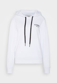 Felpa bianca con cappuccio, dotata di lacci neri e logo. Presenta una tasca a marsupio frontale e polsini a coste. Tessuto morbido, design casual.