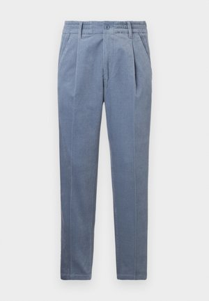 Pantaloni de culoare bleu deschis, confecționați dintr-un material texturat. Dispune de închidere cu nasture, pliuri și un brâu elastic pentru confort. Design cu picioare drepte.