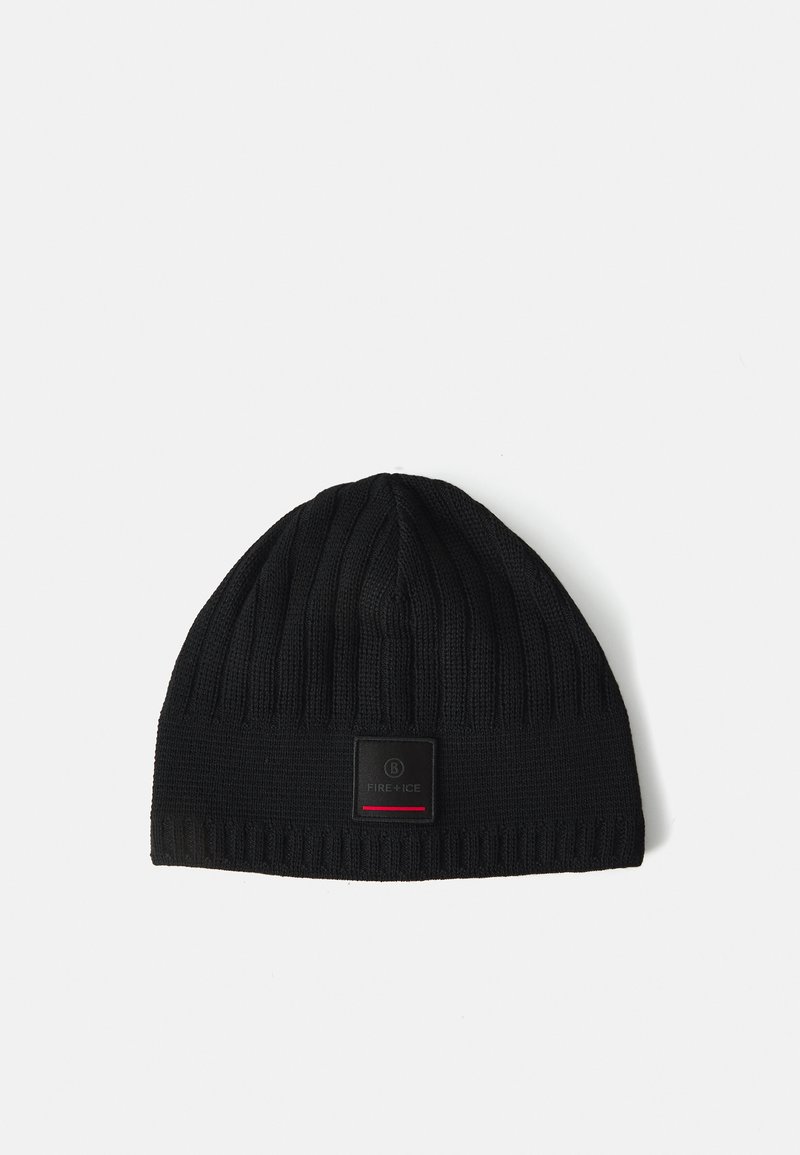 Gorro de punto negro con textura acanalada, que presenta un parche de logotipo cuadrado en negro y rojo en la parte frontal.