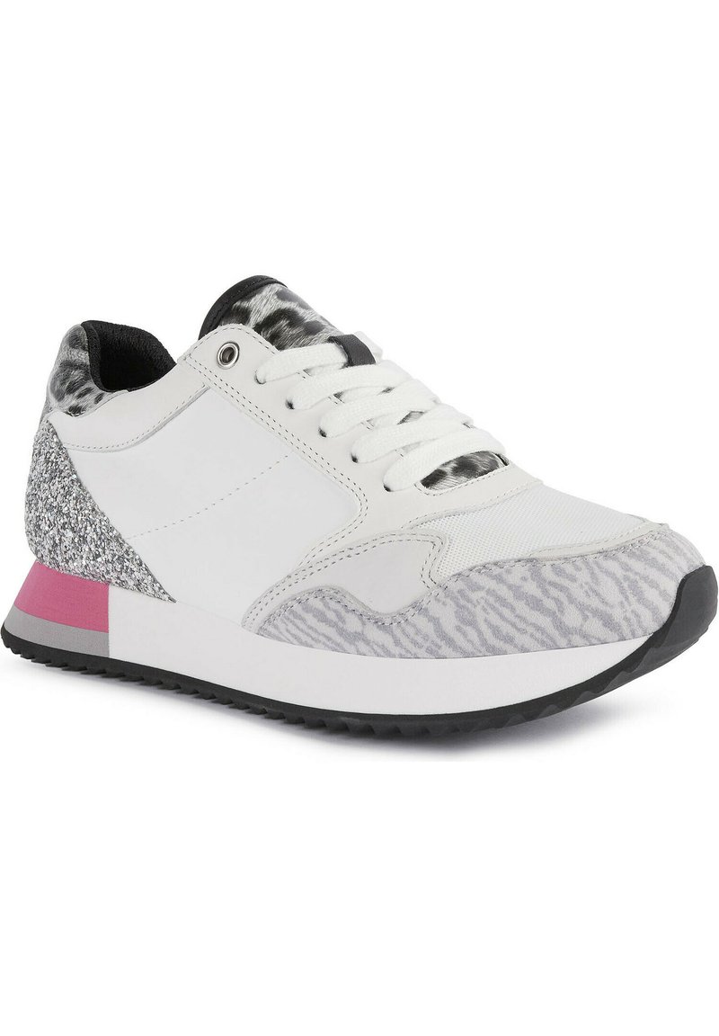 Sneakers bianchi con punta a strisce zebra grigie texture, tacco glitterato argento e accento rosa sulla suola. I lacci e il colletto imbottito completano il design.