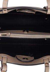 Borsa a mano in pelle beige con interno nero, dotata di hardware dorato, tasca con zip e chiusura magnetica. Finitura testurizzata con manici doppi.
