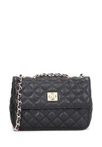 Sac à bandoulière en cuir noir matelassé avec bandoulière chaîne dorée et fermoir carré doré à fermeture tournante sur le rabat avant.