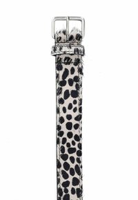 Leopardenprint horlogeband gemaakt van nepbont. Heeft zwarte vlekken op een beige achtergrond, met een zilveren metalen gesp en stiksels.