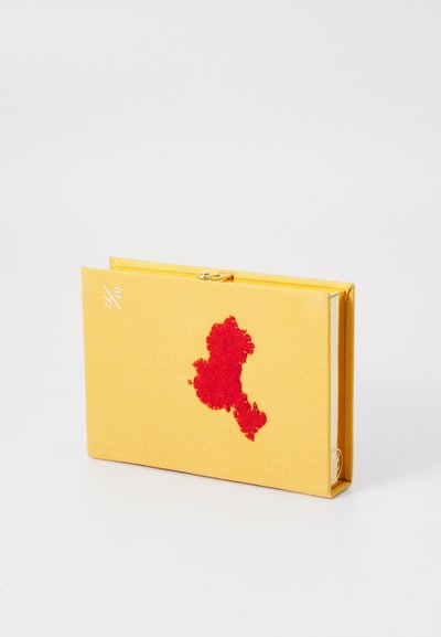 Pochette en tissu jaune avec une forme abstraite rouge sur le devant et un petit fermoir doré en haut, sur un fond blanc.