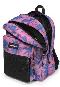 Mochila con un patrón de palmeras rosa y azul, que cuenta con un bolsillo frontal de malla negra, cremalleras dobles y un interior acolchado.
