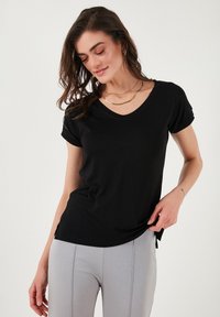 REGULAR FIT - Jednoduché tričko - black