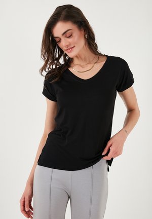 REGULAR FIT - Basic T-shirt - black