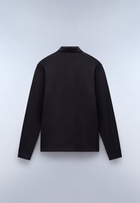 Polo negro de manga larga con cuello clásico, hecho de una tela texturizada. La vista posterior revela un diseño simple sin patrones visibles ni herrajes.