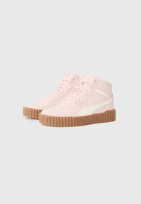 Hochgeschnittene Sneakers aus hellrosa Material mit einem weißen Seitenlogo, ausgestattet mit einer strukturierten braunen Gummisohle und flachen Schnürsenkeln.