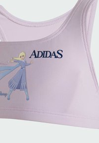 Jasnofioletowy sportowy biustonosz z grafiką postaci Disneya i granatowym logo "ADIDAS", wykonany z gładkiego, elastycznego materiału z miękkimi szwami.