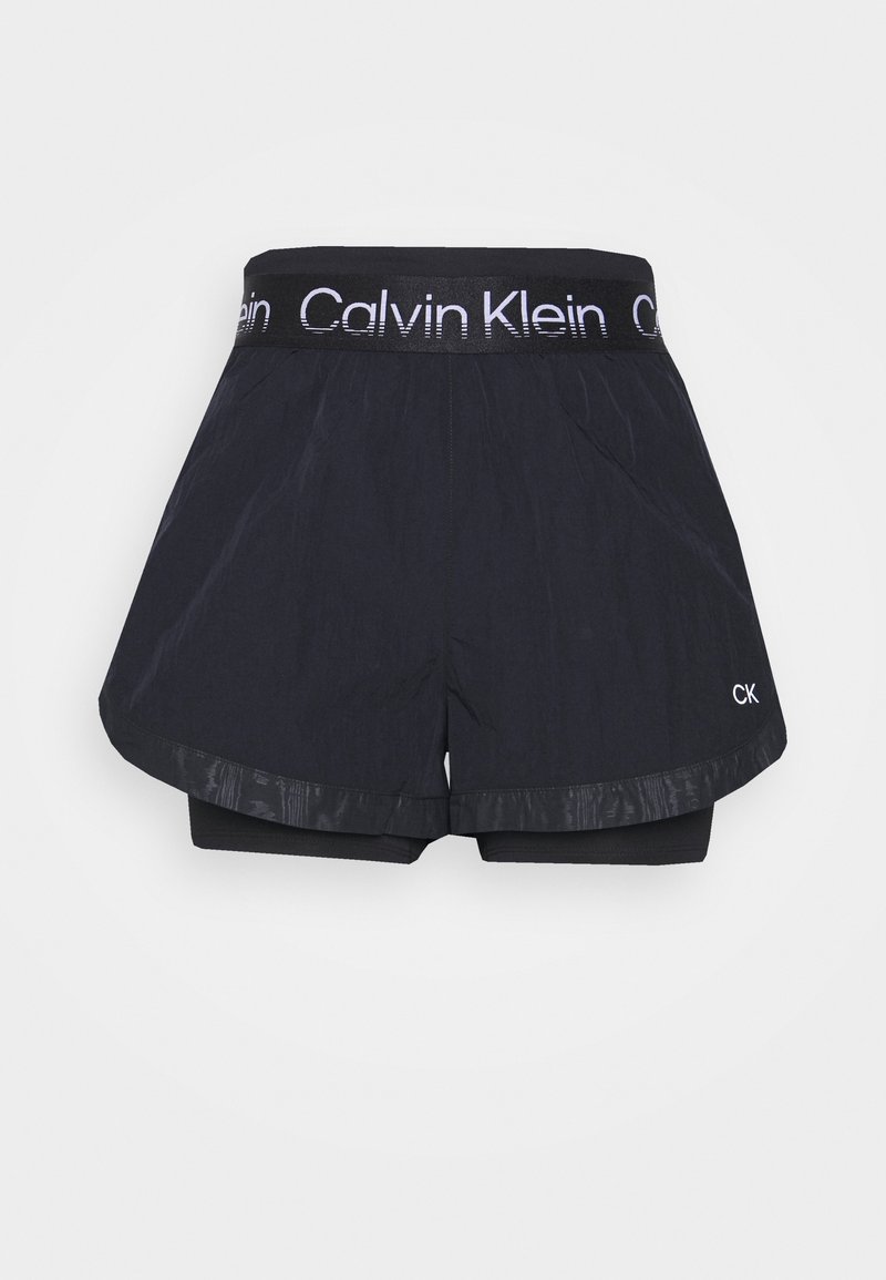Shorts de sport noirs Calvin Klein avec ceinture élastique, texte de logo blanc et design en tissu superposé avec petites initiales CK sur la jambe.