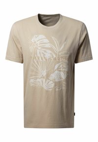 Beige katoenen t-shirt met een witte botanische print van bladeren en de tekst "Pierre Cardin." Korte mouwen en een ronde hals.