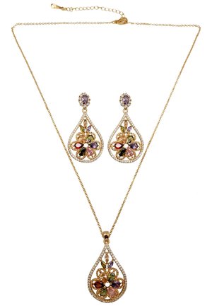 Set di collana e orecchini in tono oro con design floreale, impreziosito da gemme multicolori a forma di goccia, accentuato da piccole pietre trasparenti.