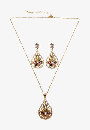 Set di collana e orecchini in tono oro con design floreale, impreziosito da gemme multicolori a forma di goccia, accentuato da piccole pietre trasparenti.