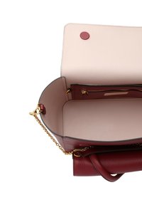 Borsa aperta in pelle bordeaux con interno rosa, tracolla a catena dorata e piccola tasca interna con cerniera.