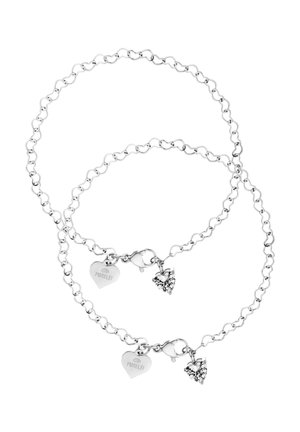 Zwei Silberarmbänder mit Kette und herzförmigen Anhängern; jeder Anhänger enthält ein Kristallherz und eine Metallplakette mit der Gravur "PURELEI.".