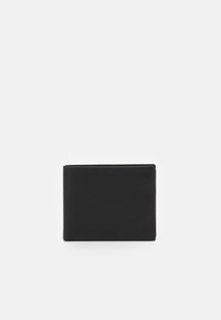Zwarte leren portemonnee met een gladde textuur, rechthoekige vorm, minimalistisch ontwerp en een geperst logo op de voorkant. Heeft een effen kleurafwerking.